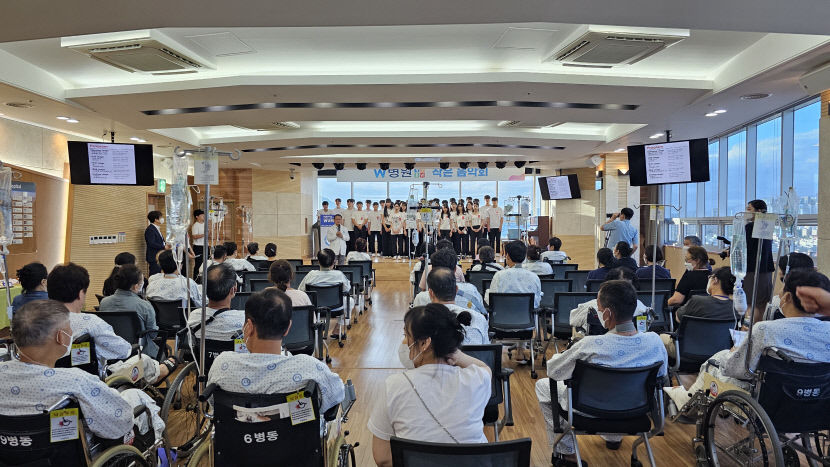 W병원, 본원 10층 송원홀에서 작은 음악회 개최…대성황