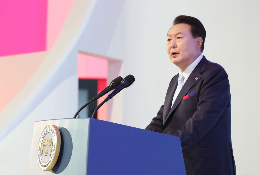 [속보]尹대통령 교권 존중받도록해 학습권 보장…현장 규칙 바로 세울 것