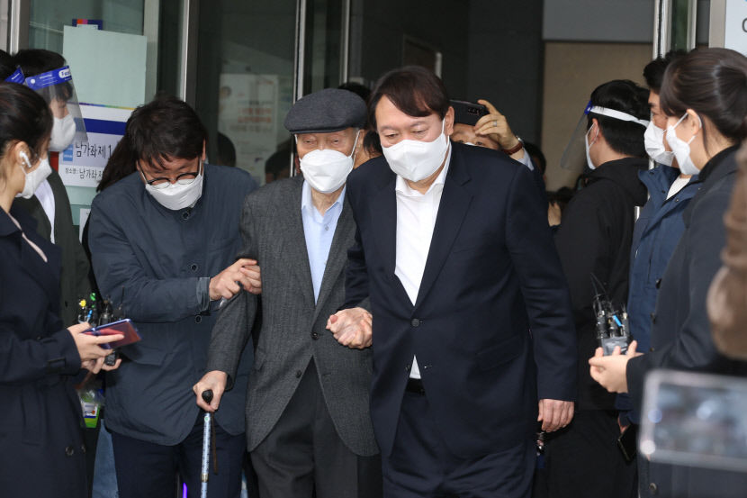 尹대통령 부친 윤기중 교수 별세…3일 가족장 치르고 美 출국할 듯