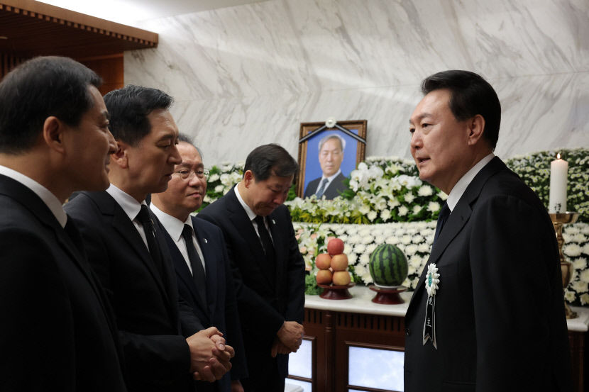 尹대통령 부친 윤기중 교수 빈소에 여야·정부 인사 등 조문 이어져