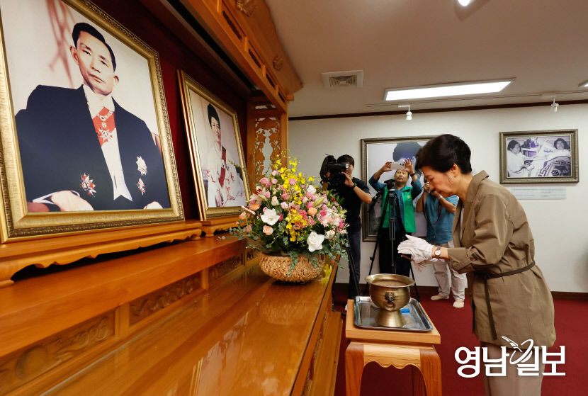 [포토뉴스] 박근혜 전 대통령, 구미 박정희 전 대통령 생가 방문
