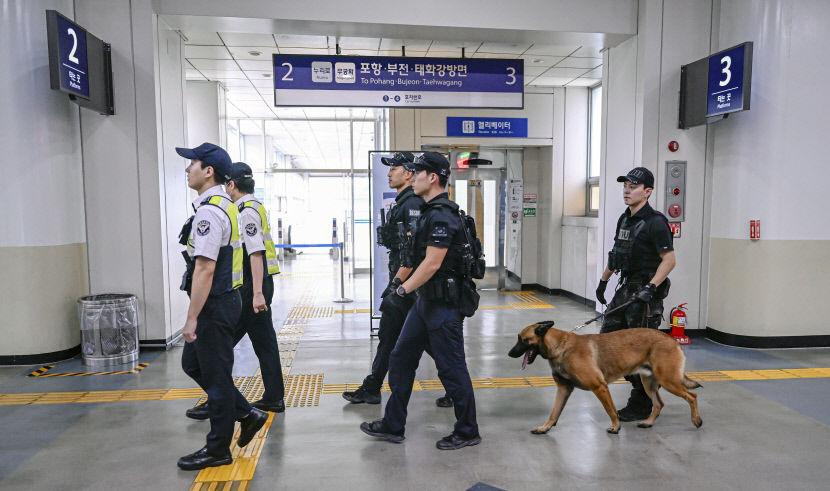 [포토뉴스] 고속철도 폭파 협박에 동대구역으로 출동한 경찰특공대