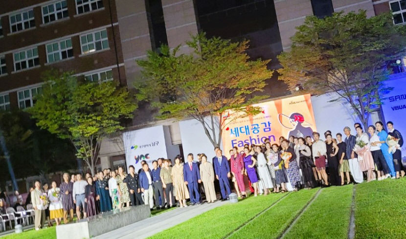 [동네뉴스] 런웨이에 선 시니어모델, 제2의 인생을 시작하다