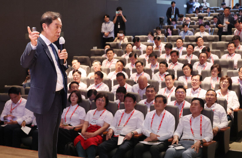 與, 연찬회 열고 정기국회·총선 전략 논의…민생·정책으로 野 경쟁서 승리