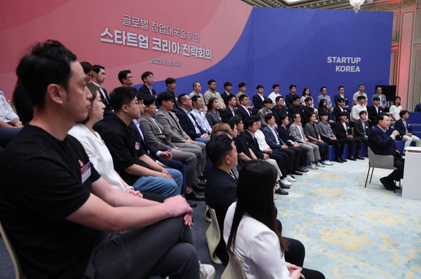 尹 스타트업 생태계, 정부 주도서 민간으로 바꿔야…정부 지원도 약속