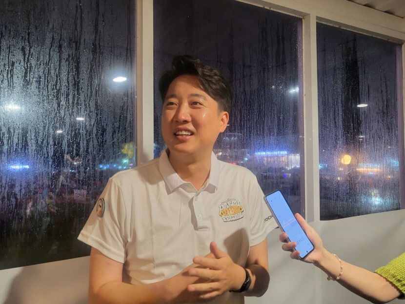 대구치맥페스티벌 찾은 이준석 젊은세대는 이념보다는 치킨인 듯