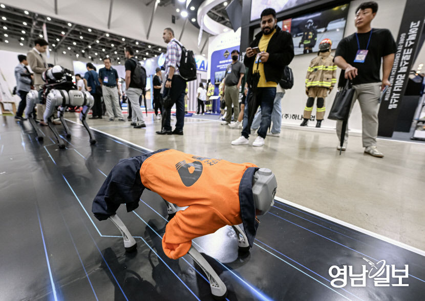 [포토뉴스] 2023 국제소방안전박람회에 전시된 소방용 로봇개