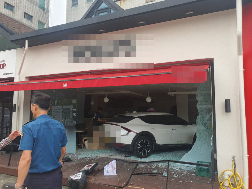 구미시 송정동 카페로 택시 돌진