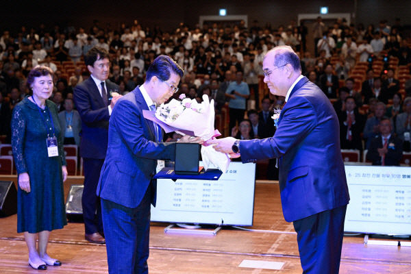 경북의대 100주년 개교기념식 대성황…의료계·정치인 등 1천여명 참석