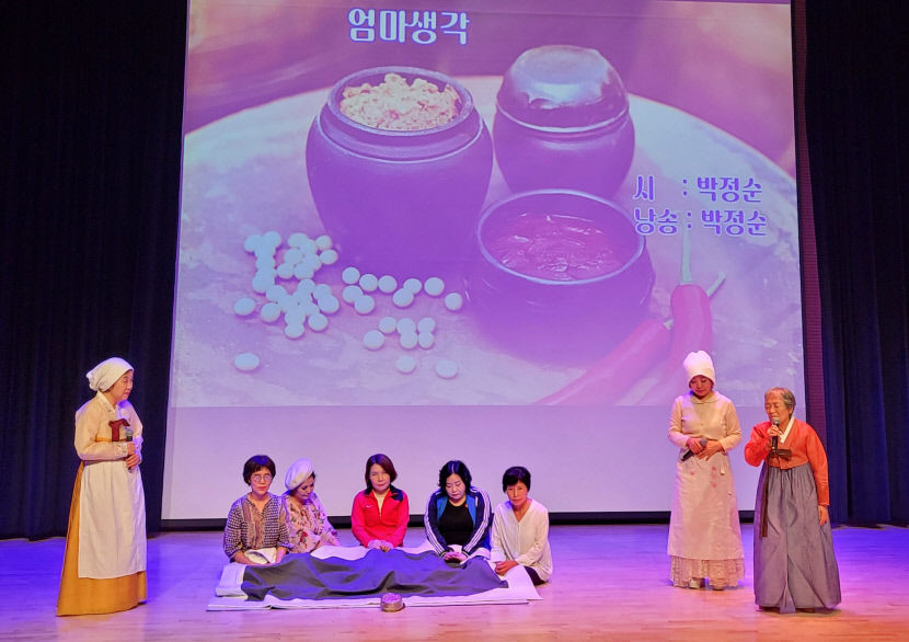[동네뉴스] 손으로 읽으면서 외워요  시각장애인의 시 낭송