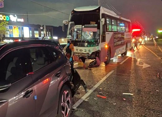경주 천북면 모아리 7번 국도에서 버스 등 차량 4대 잇달아 추돌…2명 경상