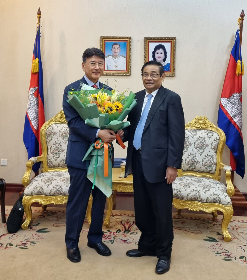 최외출 영남대 총장, 캄보디아 웨스턴대 명예 교육학박사 학위…영남대가 축적한 새마을운동 노하우 국제사회와 적극 공유할 것