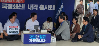 민주당 이낙연 전 대표, 이 대표 단식 투쟁 현장 찾아 위로