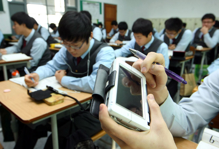 XMZ 세대 대표 전자기기는?…삐삐 3세대 이동통신 스마트폰 가지각색