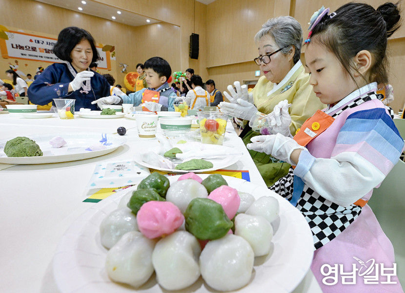 [포토뉴스] 고사리 손 실력 볼까 알록달록 송편 빚기