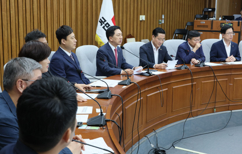 與 교권 4법, 21일 본회의서 처리…교원 단체들과 만나 교권강화 약속