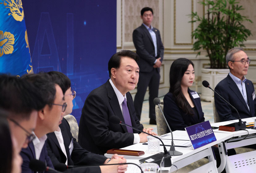尹대통령 민간 투자·도전이 초거대 AI 경쟁 좌우…가짜뉴스 우려 목소리도