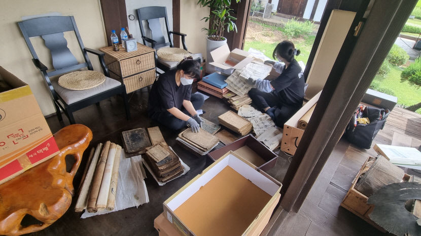 한국국학진흥원, 경북 종가 3곳서 국학자료 3000점 인수