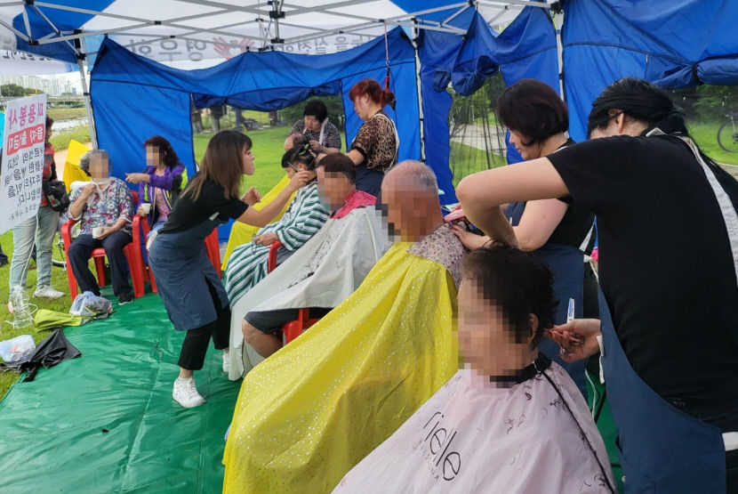 영우회, 신천둔치서 대청소·미용봉사·빵 나눔 등 실시