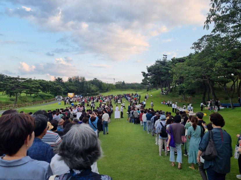 [동네뉴스] 그린 위에 펼쳐진 1500인분의 뷔페와 가곡의 향연