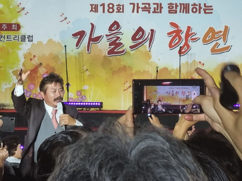 [동네뉴스] 그린 위에 펼쳐진 1500인분의 뷔페와 가곡의 향연
