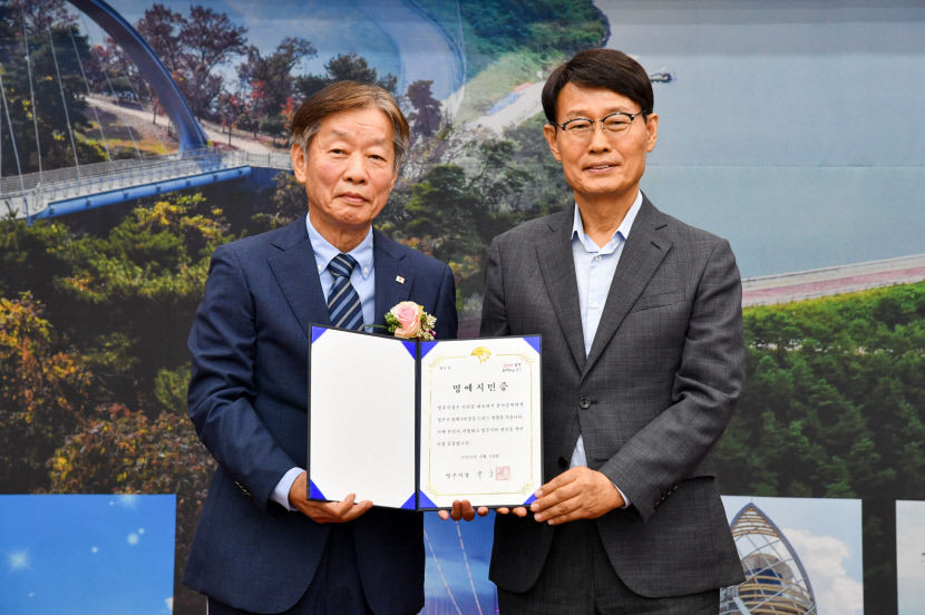 윤여승 초대 영주적십자병원장, 명예 영주시민증 받아