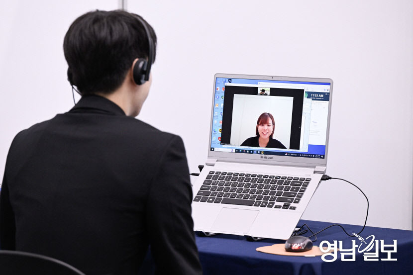 [포토뉴스] 화상 면접하는 일본 취업 희망자