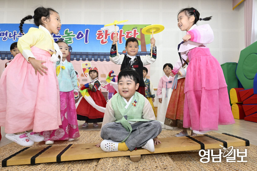 [포토뉴스] 널뛰기하는 대구숙천유치원 어린이들