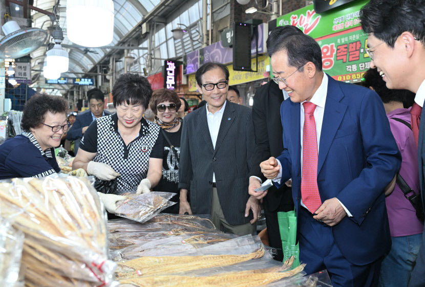 홍준표, 추석 앞두고 전통시장 장보기 나서