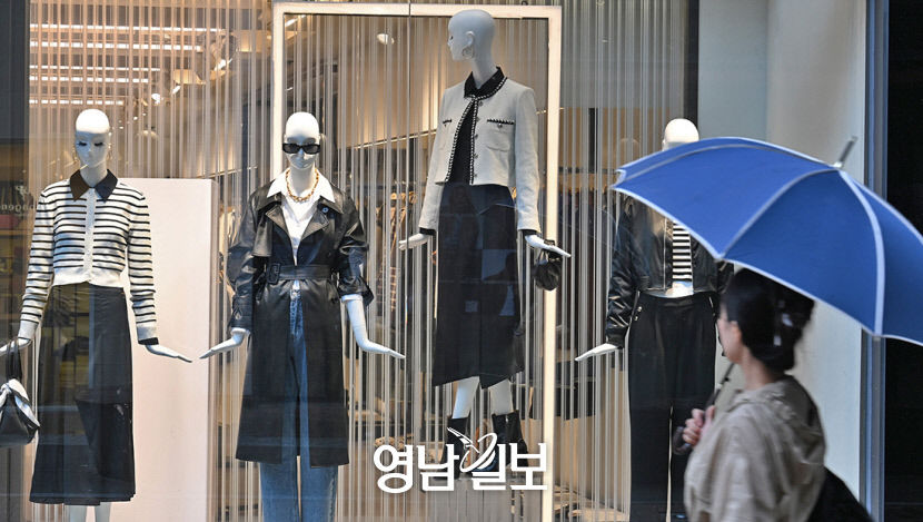 [포토뉴스] 쇼윈도에 찾아온 가을