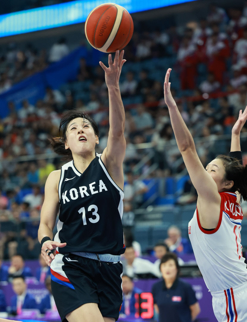 [아시안게임] 5년 전 단일팀 남북 女농구 맞대결…역전승, 사실상 8강 확정