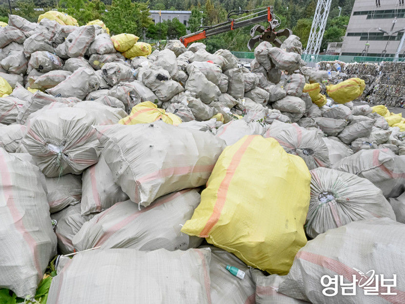 [포토뉴스] 황금연휴 동안 쌓인 쓰레기산