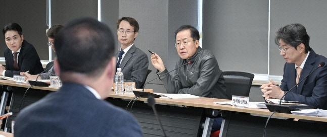 洪, 내년 총선 출마 염두 산하기관장, 11월초에 일괄 사표 제출하라
