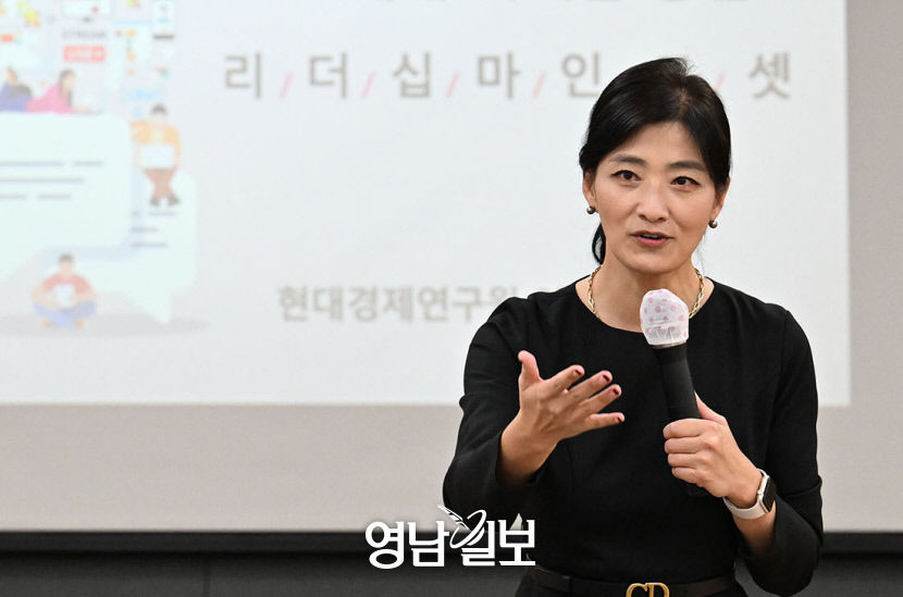 리버스 멘토링 등으로 후배 세대에 대해 공부해야