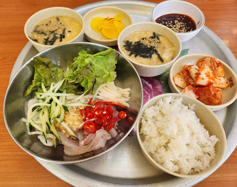 [경북 맛집] 울진군 울진읍 칼국수식당…40여년 전통 울진 로컬 회밥 맛집