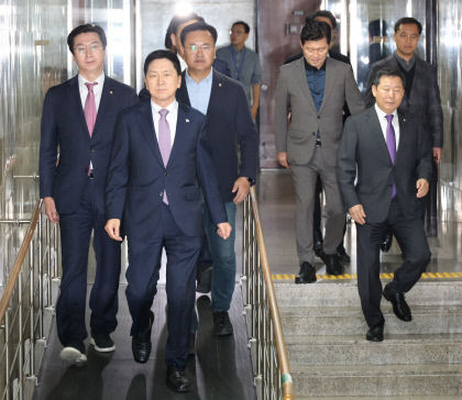 국민의힘 의총서, 당 대표 책임론을 둘러싸고 격론