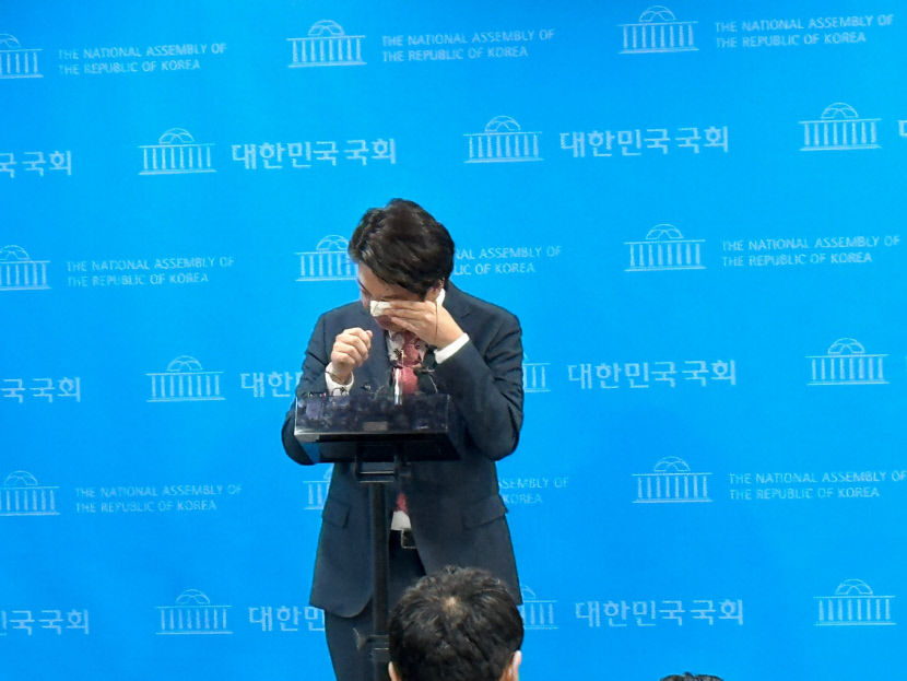 이준석, 울먹이며 기자회견…尹 향해 제발 여당 집단 무언수행 저주 풀어달라