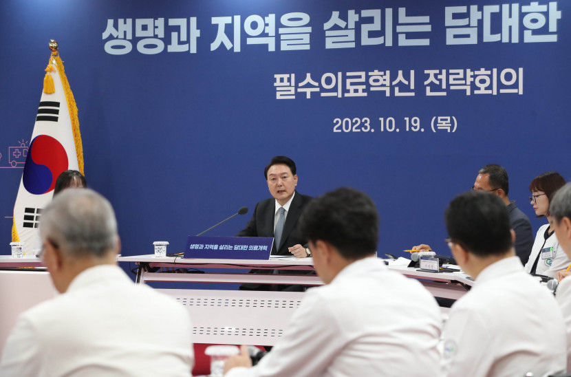 尹 지역 필수 의료인력 확충해야…국립대병원 중심 지역의료대책 발표