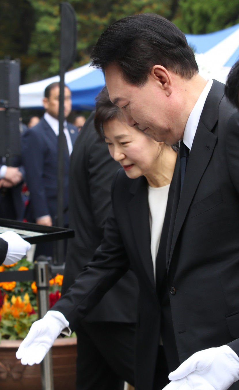 윤석열 대통령, 박정희 추도식서 박근혜 前 대통령과 재회