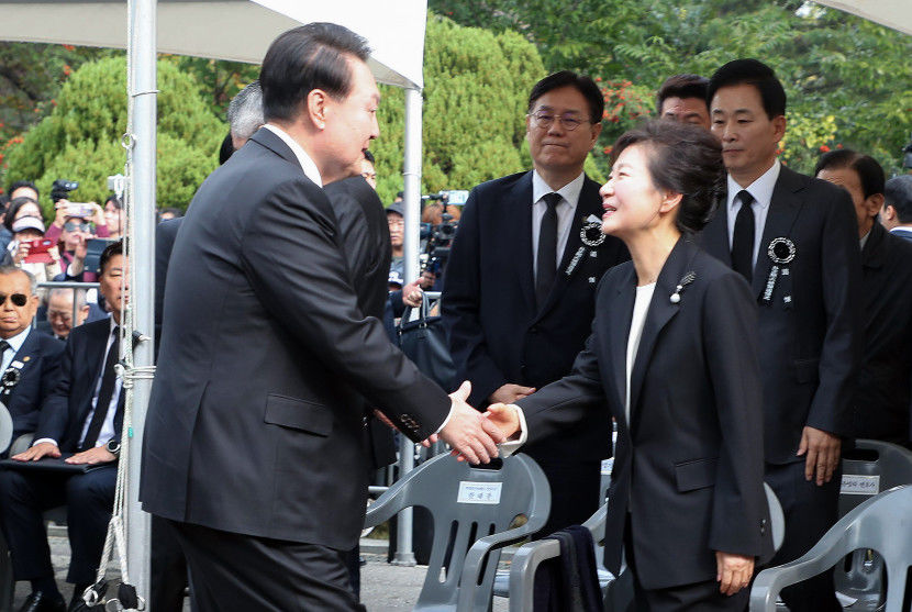 윤석열 대통령, 박정희 추도식서 박근혜 前 대통령과 재회