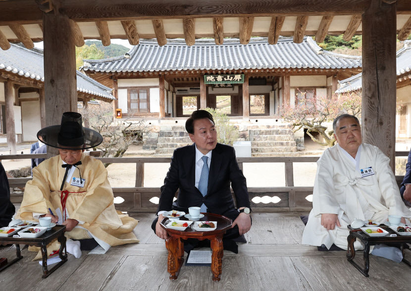 尹 대통령, 1년 반만에 안동 병산서원 찾아…대통령 소임 다하겠다.