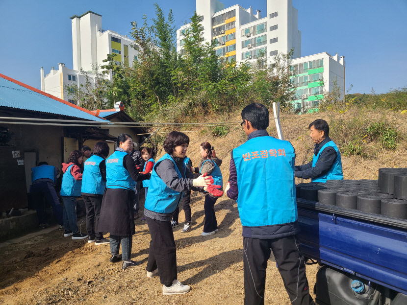 순수 민간단체 반포장학회, 사랑의 온정 연탄 800장 배달