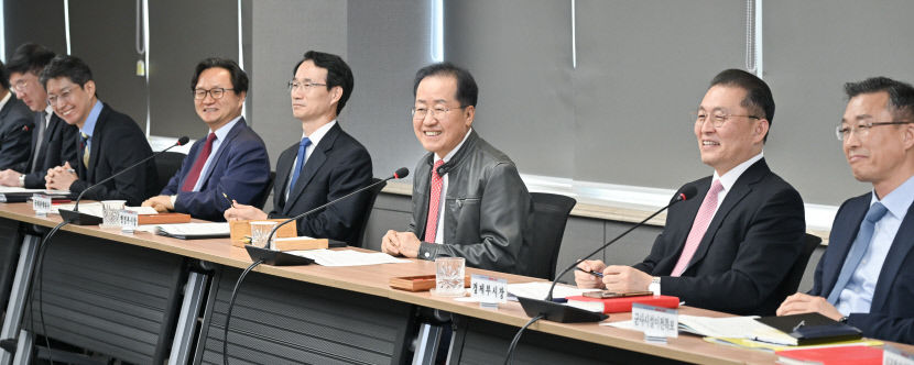 홍준표 신공항 화물터미널 문제, 가닥 잡혀…사업 추진 속도내라 지시