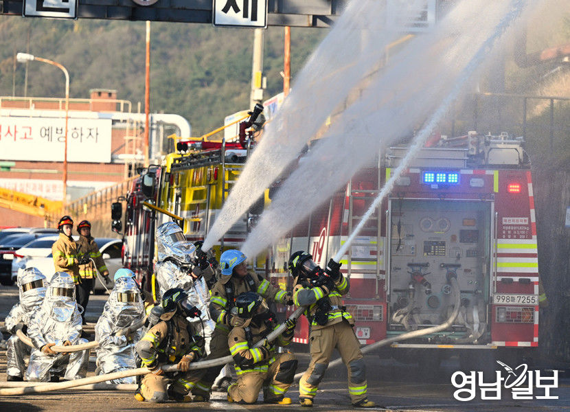 [포토뉴스] 소방대원들 훈련도 실전처럼