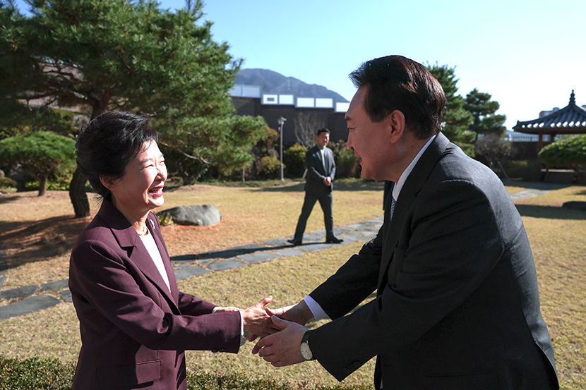 尹 박정희 배울점 국정에 반영…朴 건강 관리 잘 하시라