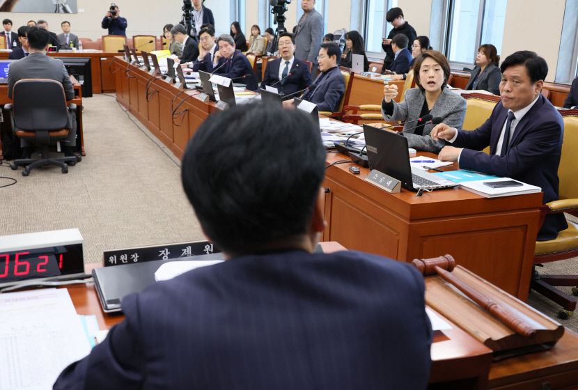 박민 KBS 사장 후보자 청문회서 고민정, 장제원 충돌