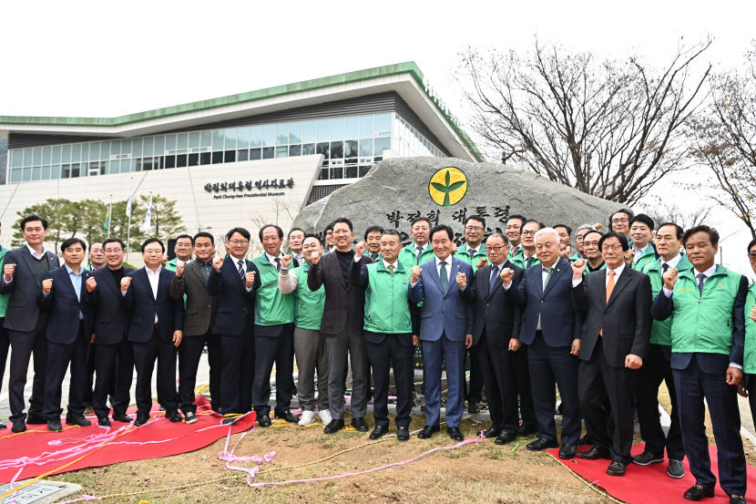 박정희 전 대통령 새마을운동 제창 기념비 제막식