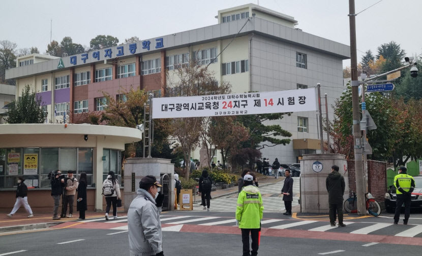 늘 하던대로… 수능 당일, 추운 날씨에도 따듯한 응원 이어져