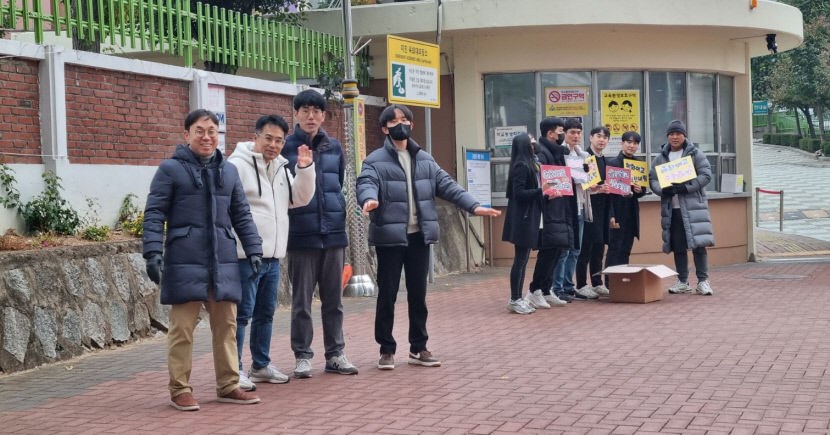 늘 하던대로… 수능 당일, 추운 날씨에도 따듯한 응원 이어져
