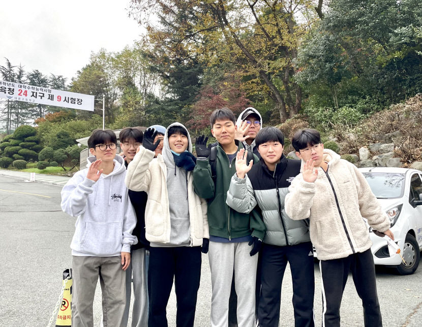 늘 하던대로… 수능 당일, 추운 날씨에도 따듯한 응원 이어져